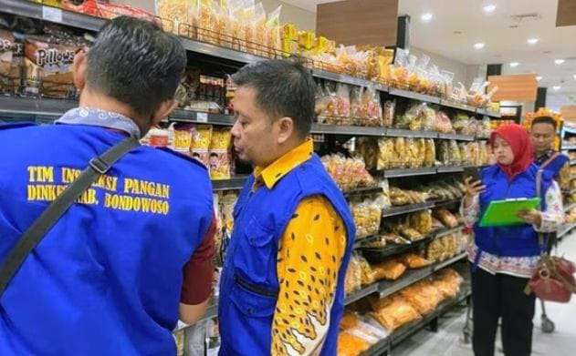 Gabungan petugas Dinkes, Diskoperindag, dan Polres Bondowoso sidak pangan di pasar tradisional dan toko modern memastikan produk mamin laysk konsumsi untuk Lebaran 2026. (Foto: Guido/Ngopibareng.id)
