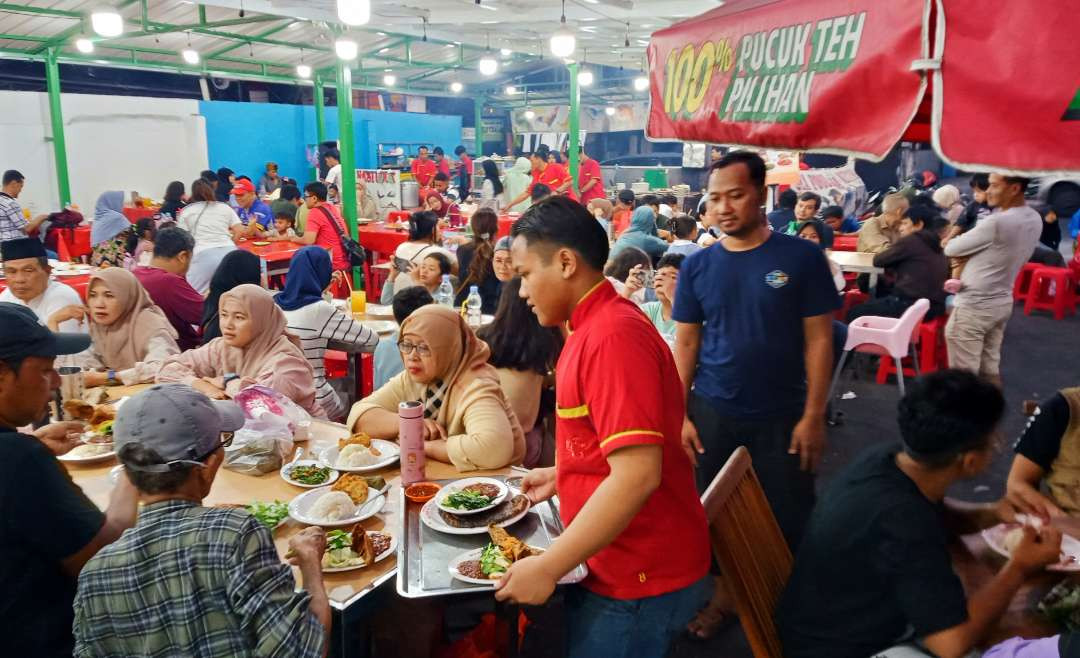 Berbuka puasa bersama sambil menikmat lezarnya sea food Metro 68. (Foto: Asmanu Sudarso/Ngopibareng.id)