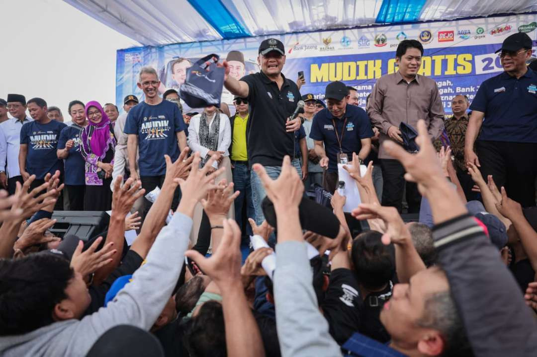 Gubernur Jawa Tengah Ahmad Luthfi melepas 325 armada bus yang mengangkut belasan ribu pemudik dari Jabodetabek ke 35 kabupaten/kota di Jawa Tengah, di Museum Purna Bhakti Pertiwi, Taman Mini Indonesia Indah (TMII), Jakarta Timur, Senin, 16 Maret 2026.(Foto: Humas Pemprov Jateng)