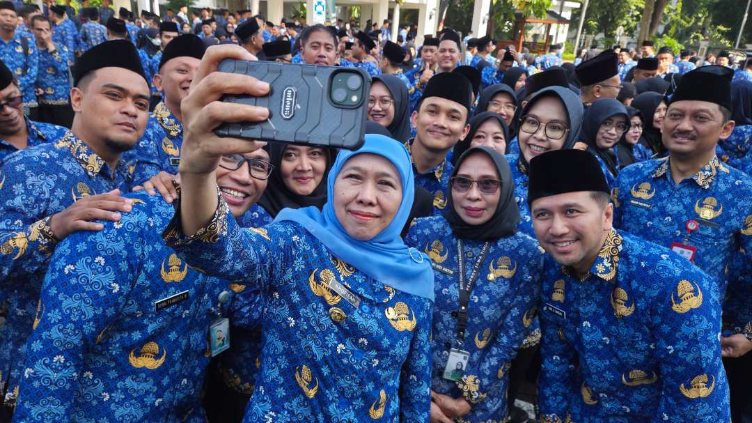 Gubernur Jatim, Khofifah Indar Parawansa dan Wagub Jatim Emil Dardak berfoto bersama sejumlah ASN usai apel jelang libur lebaran di Kantor Gubernur Jatim, Surabaya, Selasa, 17 Maret 2026. (Foto: Fariz Yarbo/Ngopibareng.id)