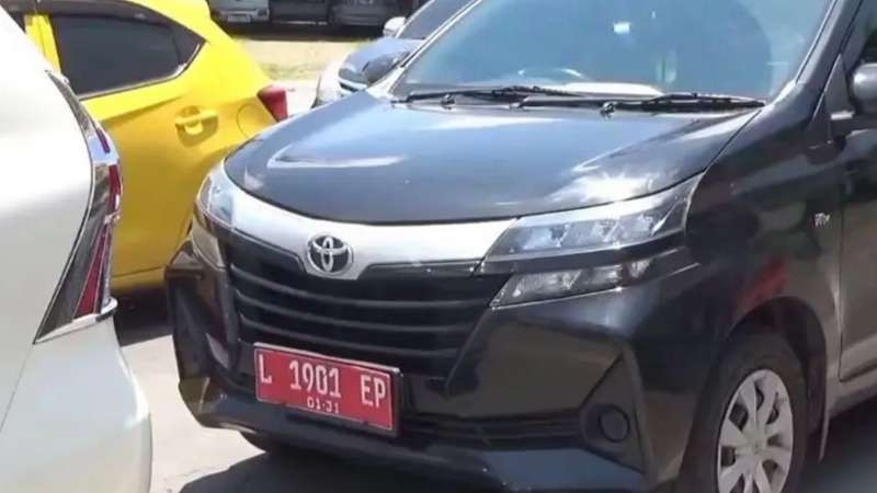 Mobil dinas plat L viral di media sosial karena diduga dipakai mudik. (Foto: Istimewa)