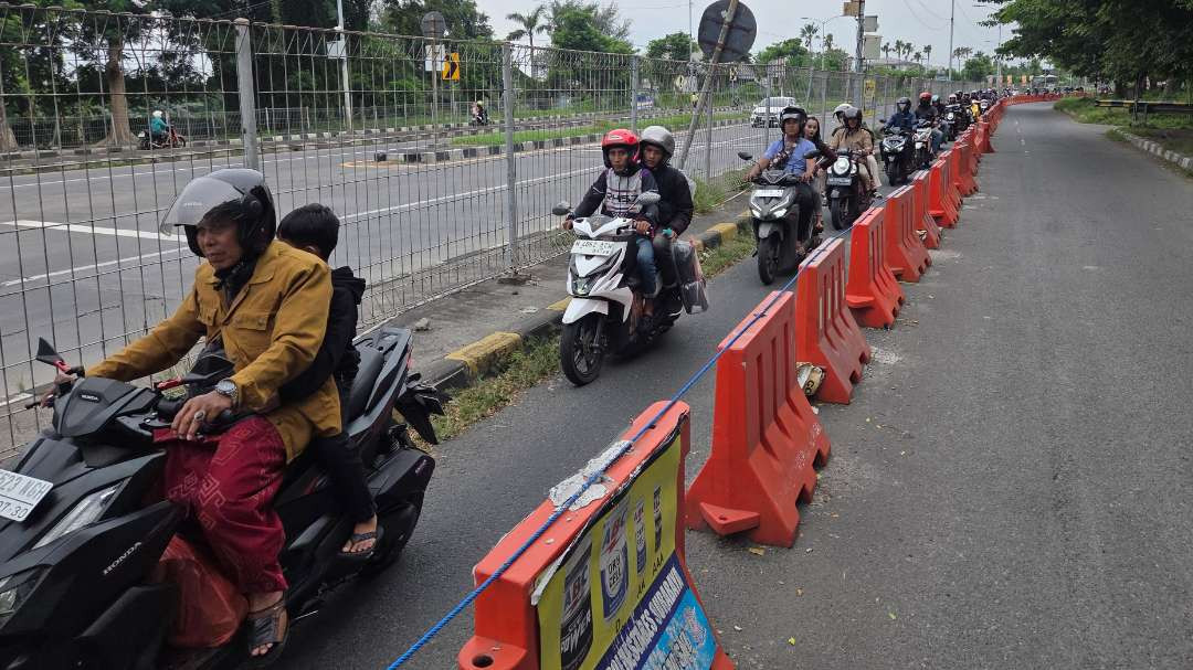 Pemudik menggunakan kendaraan pribadi akan melintas di Jembatan Suramadu. (Foto: Fariz Yarbo/Ngopibareng.id)