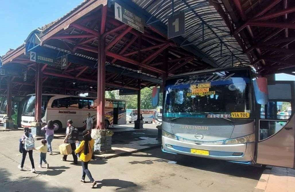 Suasana Terminal Bayuangga, Kota Probolinggo, selama dua hari libur Lebaran. (Foto: Ikhsan Mahmudi/Ngopibareng.id)