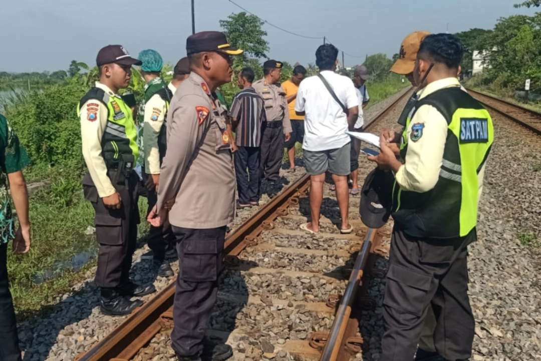 Petugas Polsek Babat bersama tim  medis saat  mengevakuasi korban  (Foto: Istimewa)