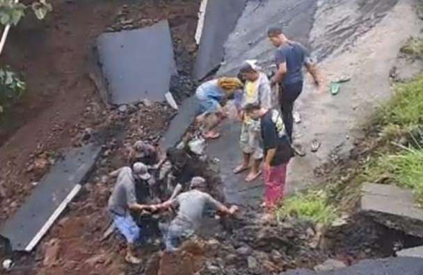Jalan akses menuju Air Terjun Madakaripura di Desa Negororejo, Kecamatan Lumbang, Kabupaten Probolinggo amblas. (Foto: Ikhsan Mahmudi/Ngopibareng.id)