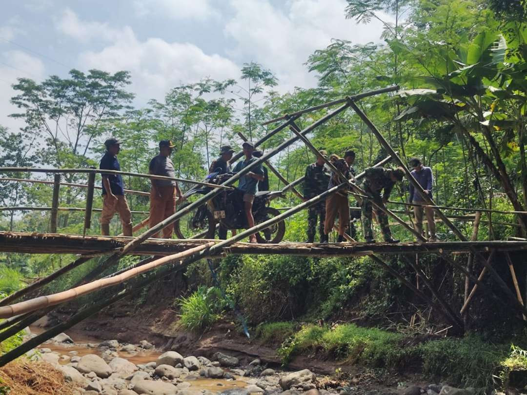 Jembatan darurat ini sebagai pengganti jembatan yang ambruk di Desa Negororejo, Kecamatan Lumbang, Kabupaten Probolinggo. (Foto: Ikhsan Mahmudi/Ngopibareng.id)