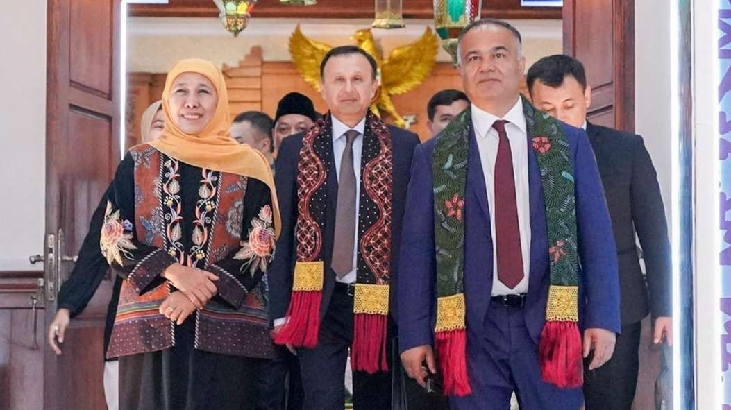 Gubernur Jatim, Khofifah Indar Parawansa menyambut Gubernur Samarkand, Boboev Adiz Muzafarovich, di Gedung Negara Grahadi, Surabaya, Sabtu 4 April 2026. (Foto: Istimewa)