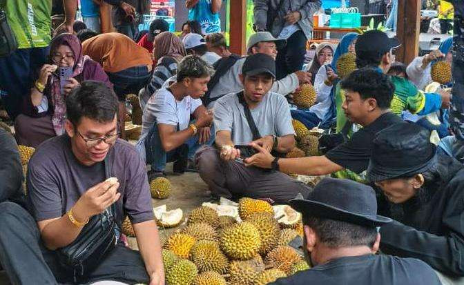 Para pengunjung menyantap durian dalam Festival Durian Songgon. (Foto: Istimewa)