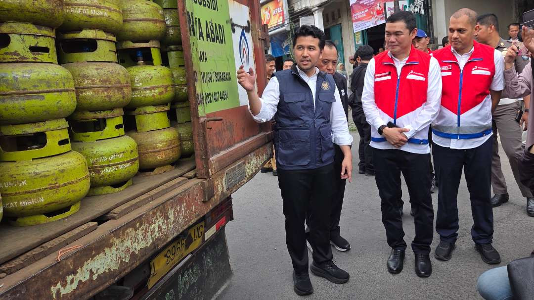 Wagub Jatim, Emil Dardak bersama Executive General Manager Pertamina Patra Niaga Jatimbalinus meninjau ketersediaan elpiji di salah satu pangkalan di Jemursari, Surabaya, Senin 6 April 2026.(Foto: Fariz Yarbo/Ngopibareng.id)