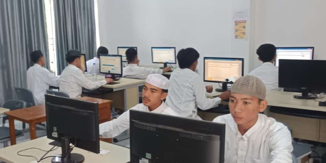 Para santri resmi telah memulai rangkaian Ujian Akhir Nasional (UAN) Pendidikan Kesetaraan pada Pondok Pesantren Salafiyah (PKPPS) untuk Tahun Ajaran 2025/2026. (Foto: Dok/Kemenag.go.id)