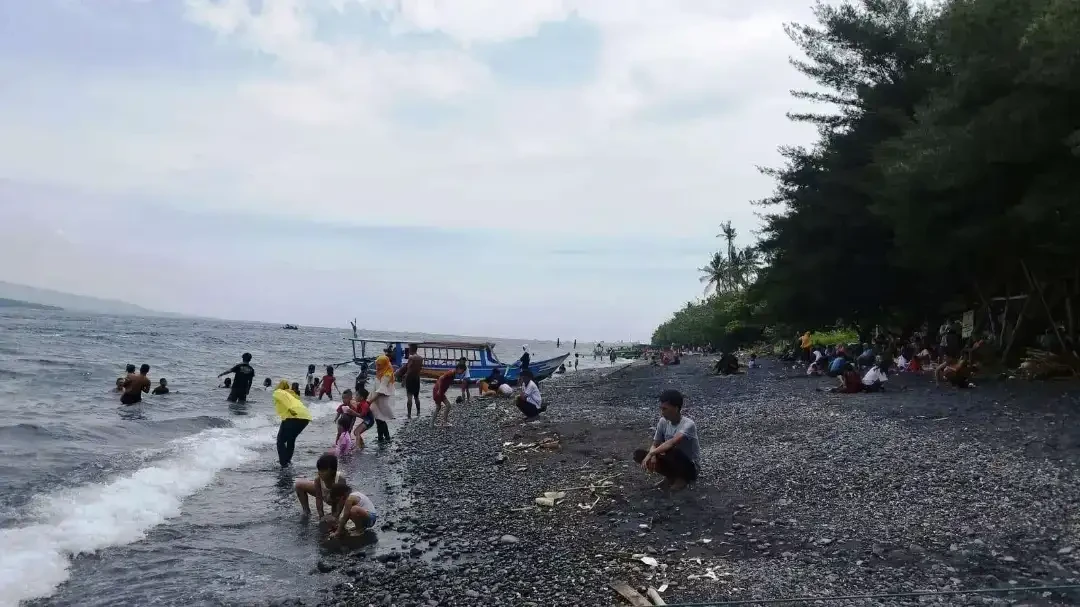 Pantai Grand Watu Dodol, Banyuwangi, dengan gelombang laut yang relatif tinggi. (Foto:Hujaini/Ngopibareng.id)
