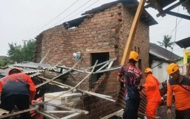 Atap rumah warga di Bondowoso berserakan diterjang hujan angin.(Foto:BPBD Situbondo)