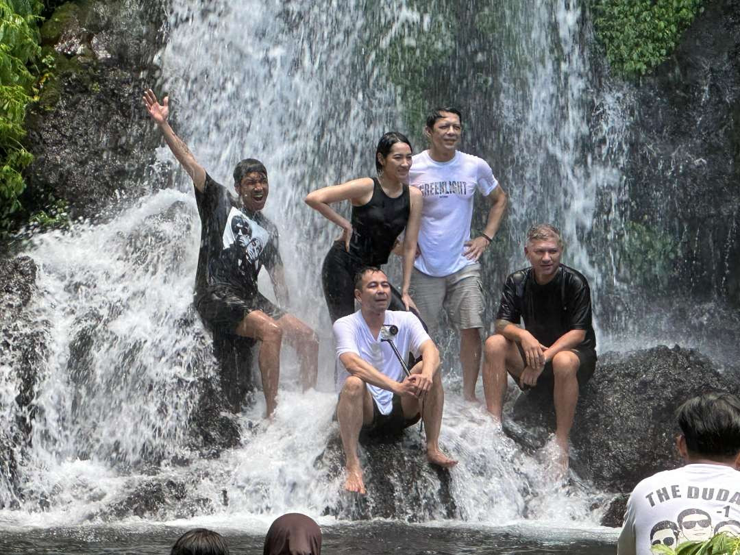 Rafi Ahmad, Desta dan Ariel Noah, dan Gading Martin menikmati destinasi wisata air terjun Jagir. (Foto:Istimewa)
