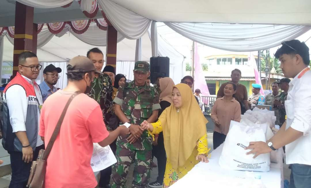 Kegiatan pasar murah Pertamina di Jember (Foto: Rusdi/Ngopibareng.id)