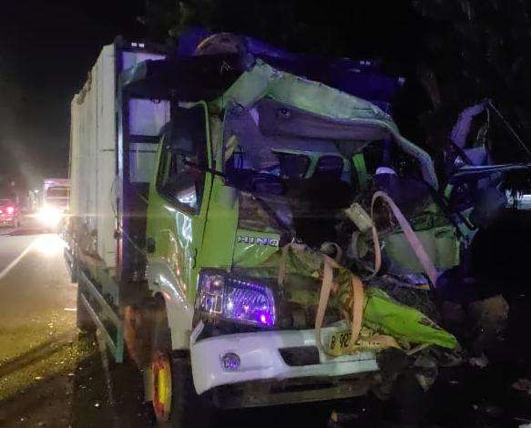 Kondisi truk diesel ringsek berat usai menabrak truk tronton. (Foto: Ikhsan Mahmudi/Ngopibareng.id)