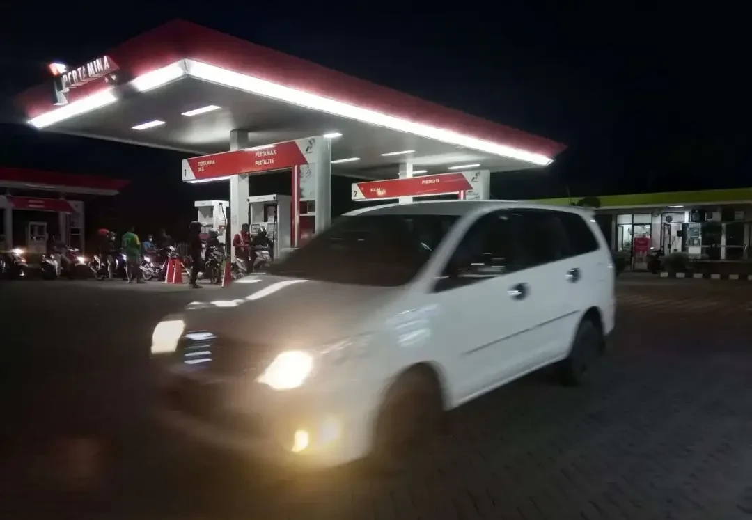 Salah satu SPBU di Jalan Sawunggaling Kecamatan Kota Bojonegoro, kondisinya normal. Tak ada antrean, meski beberapa jam harga BBM akan naik. (Foto: Sujatmiko/Ngopibareng.id)