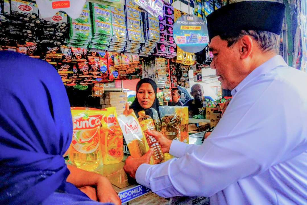 Bambang Haryo cek harga minyak goreng di Pasar Krian, Sidoarjo. (Foto:Aini Arifin/Ngopibareng.id)