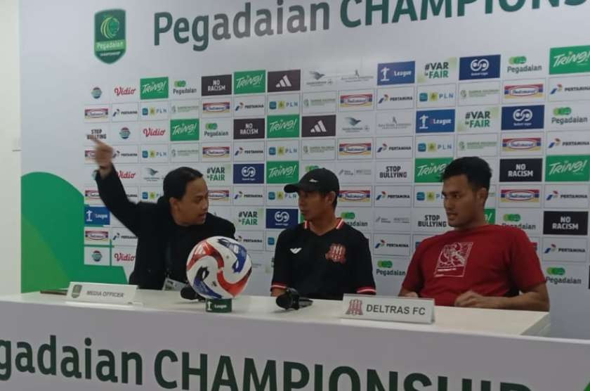 Pelatih Deltras FC Sidoarjo, Nurul Huda, saat konferensi pers usai pertandingan di Lamongan (Foto:Istimewa)