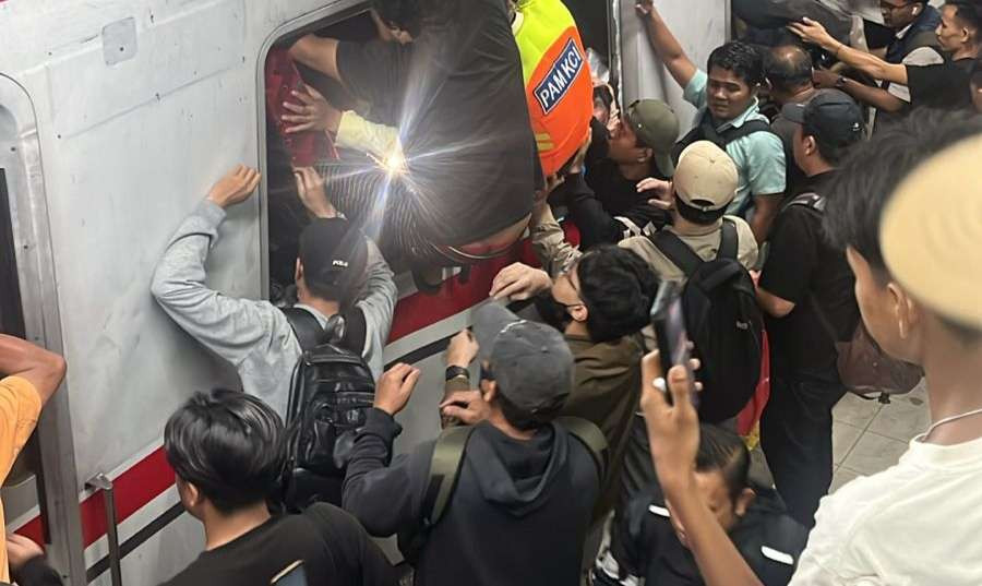 Akibat kerasnya benturan Lokomotif KA Argo Bromo  sampai masuk ke gerbong bagian belakang KRL tampak petugas berupaya mengevakuasi korban. (Foto: Istimewa)