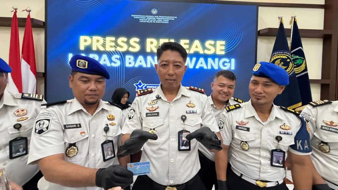 Kepala Lapas Banyuwangi, Solichin (tengah) menunjukkan barang bukti yang diamankan dari EM. (Foto: Muh Hujaini/Ngopibareng. id)