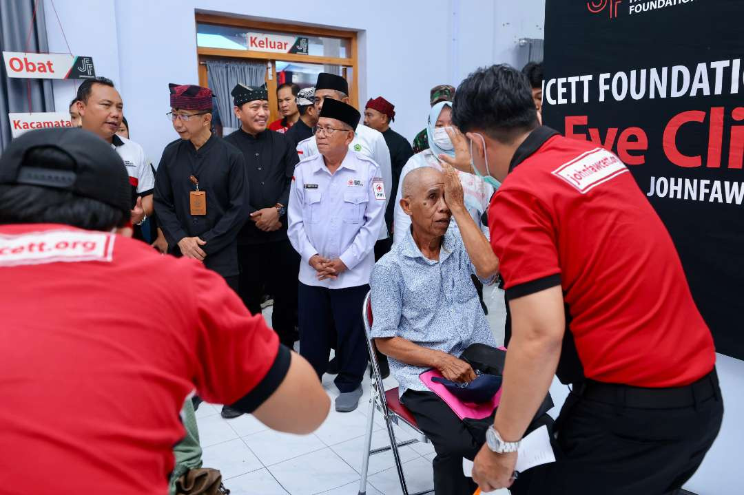 Salah seorang warga menjalani proses pemeriksaan awal dalam operasi katarak. (Foto: Istimewa)
