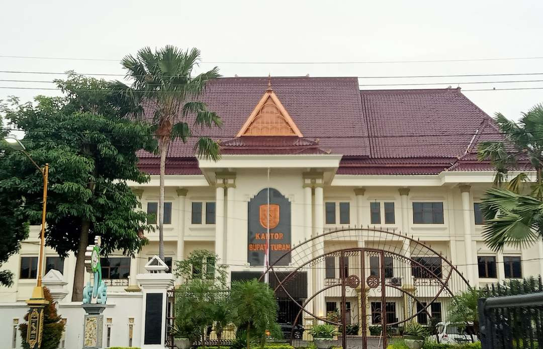 Kantor Pemerintah Kabupaten Tuban nampak dari depan (Foto: Khoirul Huda/Ngopibareng.id)
