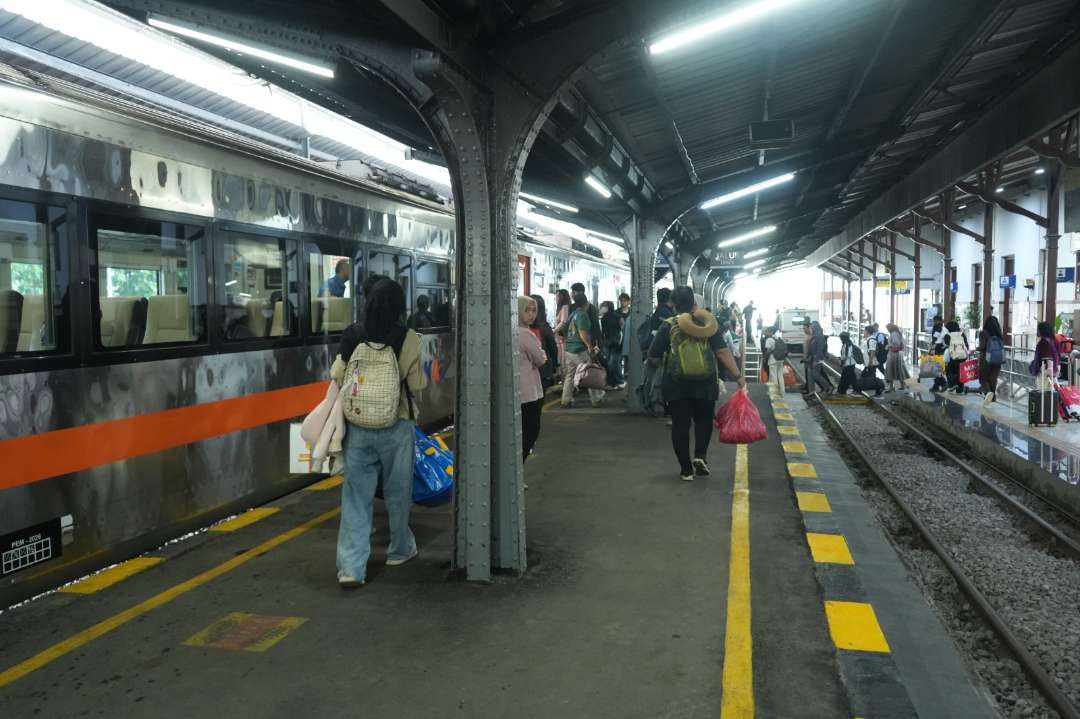 Suasana Naik Turun Penumpang KA Logawa di Stasiun Jember. (Foto: Istimewa)