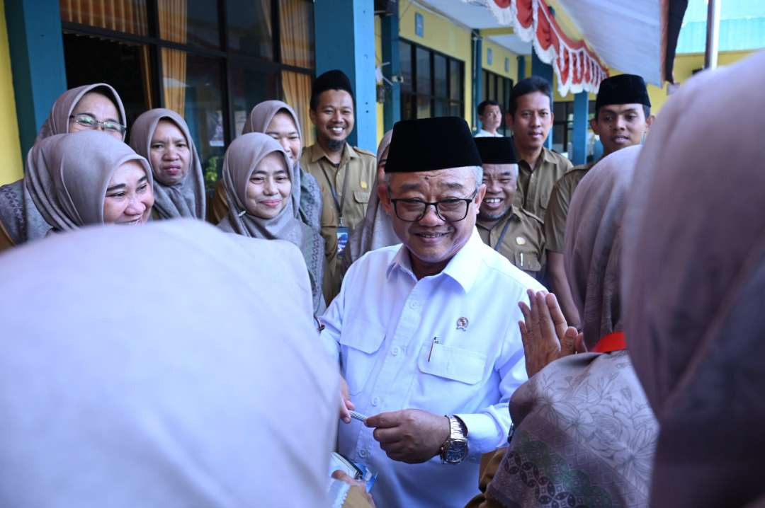 Menteri Pendidikan Dasar dan Menengah, Abdul Mu'ti, di tengah para guru.(Foto: Dok/Mendikdasmen)