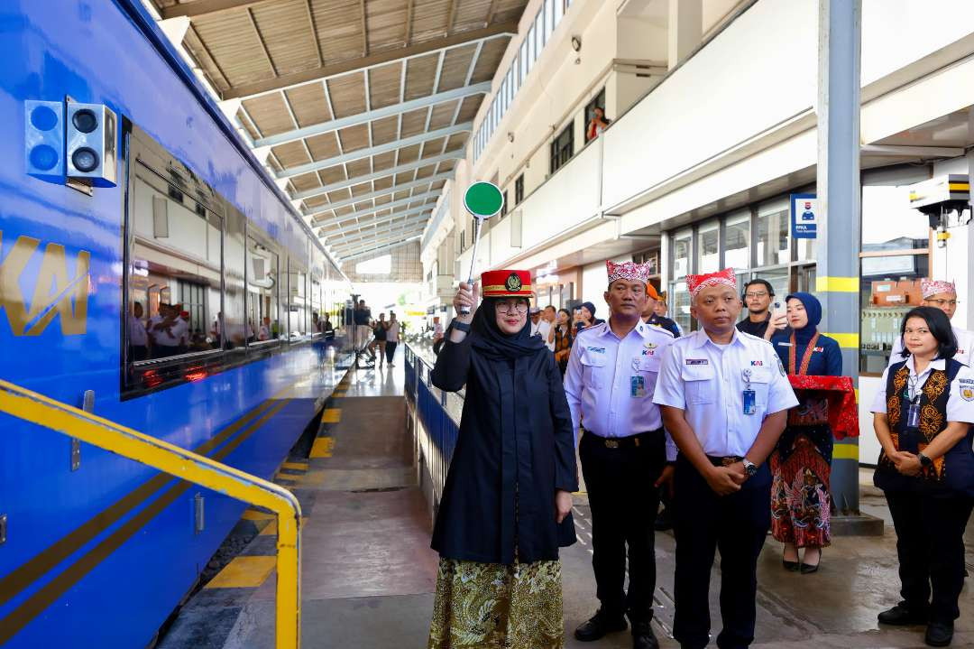 Bupati Banyuwangi Ipuk Fiestiandani memberikan tanda Semboyan 40 untuk memberangkatkan kereta api Sangkuriang. (Foto: Istimewa)