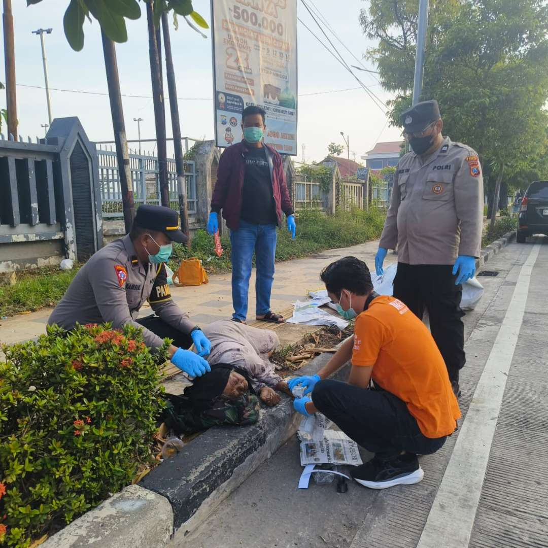 Petugas dari Polres Tuban melakukan olah TKP seorang perempuan meninggal mendadak di depan Kantor DPRD. (Foto: Polres Tuban)