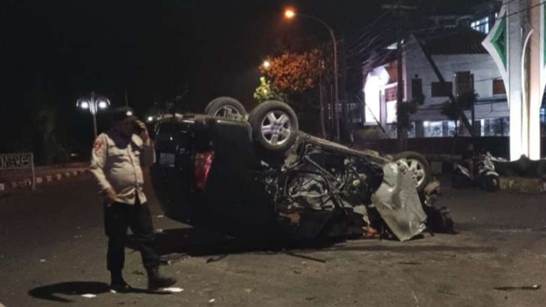 Mobi Kijang Inova terbalik usai kecelakaan di Tuban. (Foto: Polres Tuban)