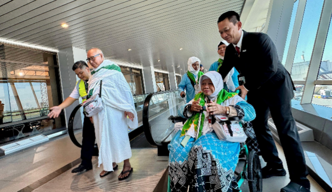 General Manager Bandara Internasional Juanda Muhammad Tohir (jas hitam),  membantah  jemaah haji lansia saat pelepasan keberangkatan Kloter 59 di Bandara Internasional Juanda, Kamis. (Foto: Dok. Bandara Juanda)