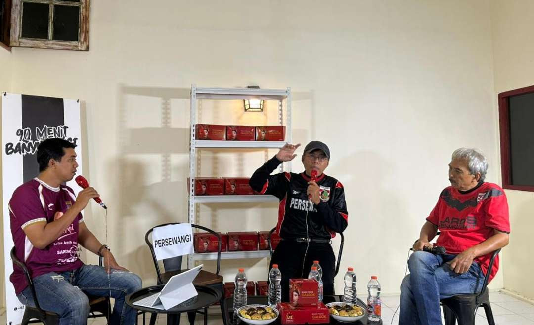 Diskusi sepak bola 90 Menit Banyuwangi pada Rabu malam. (Foto: Istimewa)