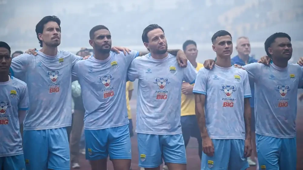 Ribuan Bobotoh memadati latihan Persib Bandung jelang lawan Persija. Marc Klok menyebut dukungan itu jadi tambahan spirit tim. (Foto: Ileague.id)