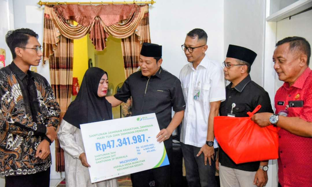 Bupati Sidoarjo serahkan bantuan BPJS ke keluarga almarhum. (Foto: Istimewa)