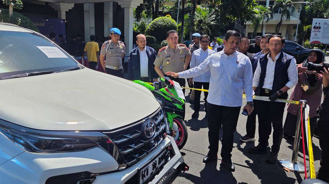 Direktur Ditressiber Polda Jatim, Kombes Pol Bimo Ariyanto menunjukkan barang bukti mobil yang diamankan di Mapolda Jatim, Senin 11 Mei 2026. (Foto: Fariz Yarbo/Ngopibareng.id)