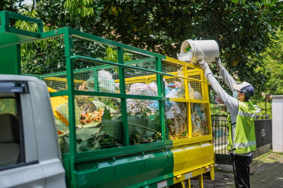 Petugas mengambil sampah dari rumah tangga untuk diolah ke TPS3R. (Foto: Istimewa)