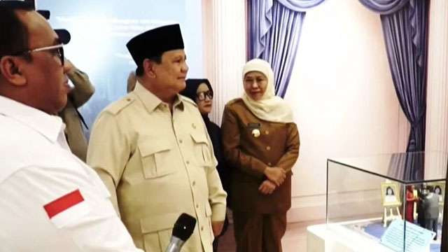 Presiden Prabowo Subianto (tengah) dan Gubernur Jatim Khofifah Indar Parawansa mendengarkan penjelasan Presiden KSPSI Andi Gani (kiri) saat mengunjungi Museum Marsinah di Kabupaten Nganjuk, Jawa Timur, Sabtu (16/5)( Foto:Ngopobareng.Id/Antara/Prisca Triferna)