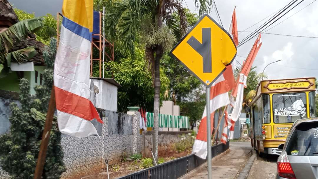 Umbul-umbul terpasang di depan sekolah menjelang kunjungan Presiden Prabowo Subianto (dok. Khoirul Huda/Ngopibareng.id)
