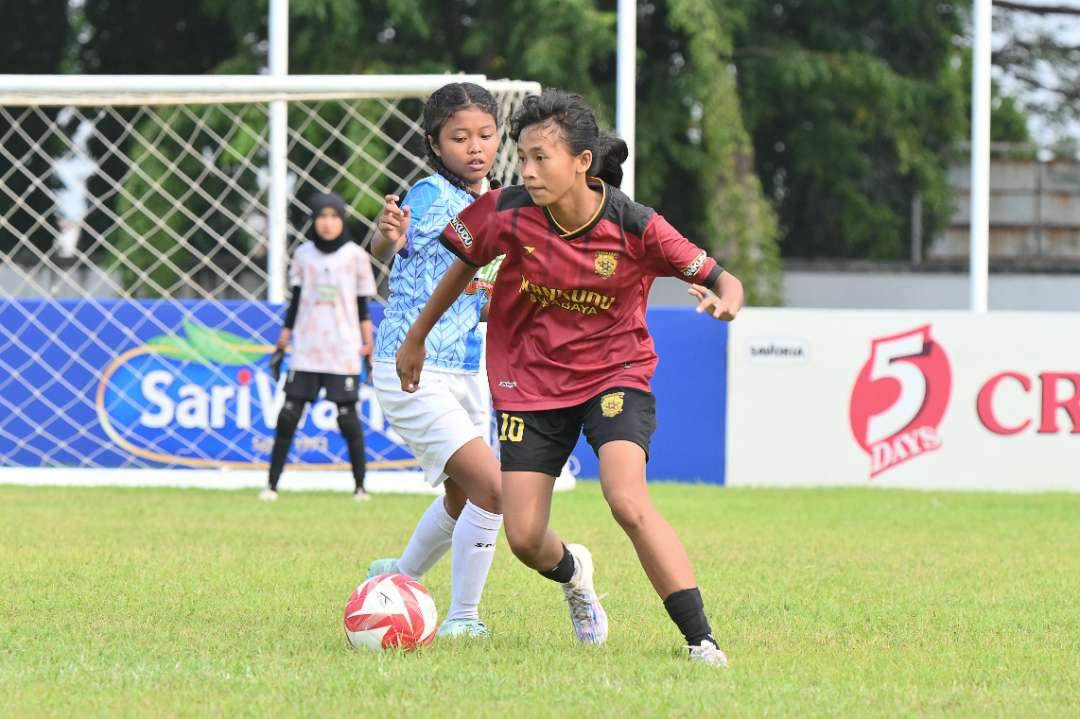 Pemain Tim SDN Manukan Kulon II/499 B, Anindita Nadia Lesmana, tampil di MilkLife Soccer Challenge 2026 Surabaya. (Foto: Istimewa)