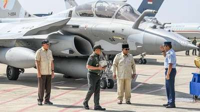 Presiden Prabowo Subianto menyerahkan sejumlah pesawat tempur hingga rudal ke Panglima TNI Jenderal Agus Subianto di Landasan Udara TNI AU Halim Perdanakusuma, Jakarta. (Foto: Setpres)