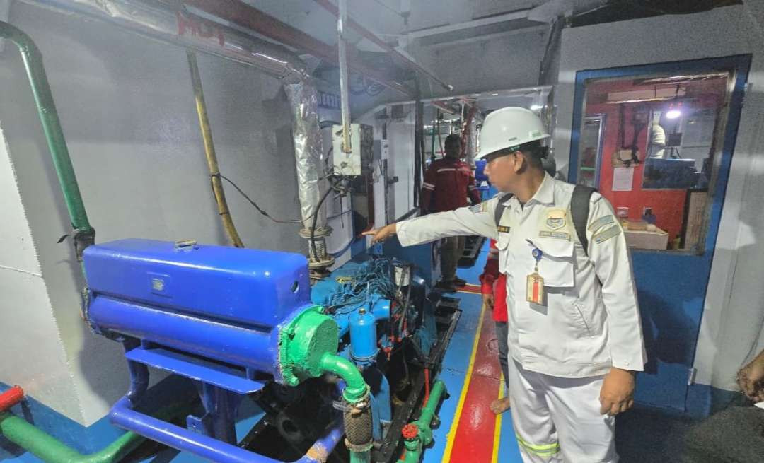 Petugas Marine Inspector melakukan uji petik di salah satu kapal penyeberengan. (Foto: Istimewa)