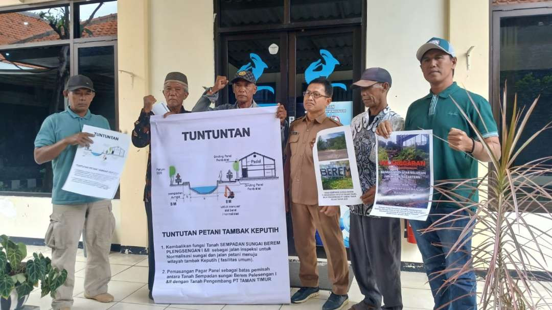 Petani Tambak Keputih saat melakukan aksi. (Foto: Istimewa)