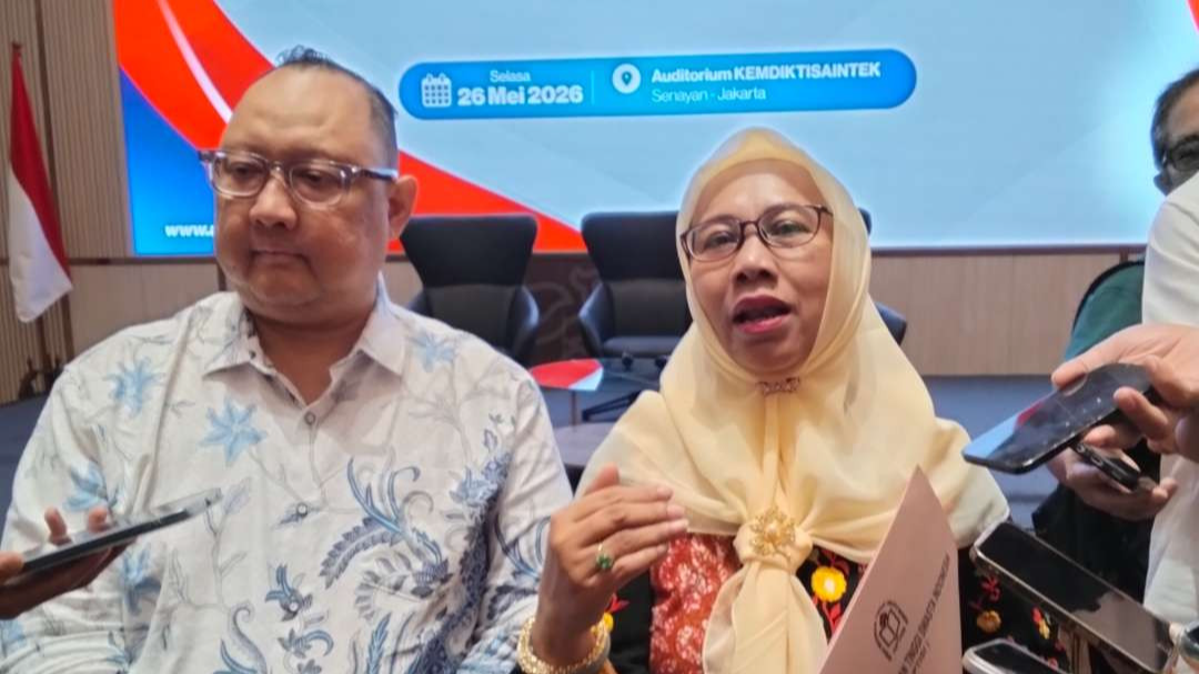 Rektor Universitas Insan Pembangunan Indonesia (Unibang), selaku Wakil Ketua APTISI Paristiyanti Nurwardani (kiri), menyebut kolaborasi ini menjadi langkah besar untuk menyatukan seluruh PTS dalam satu ekosistem digital terpadu. (Foto: Asmanu Sudarso/Ngopibareng.id)