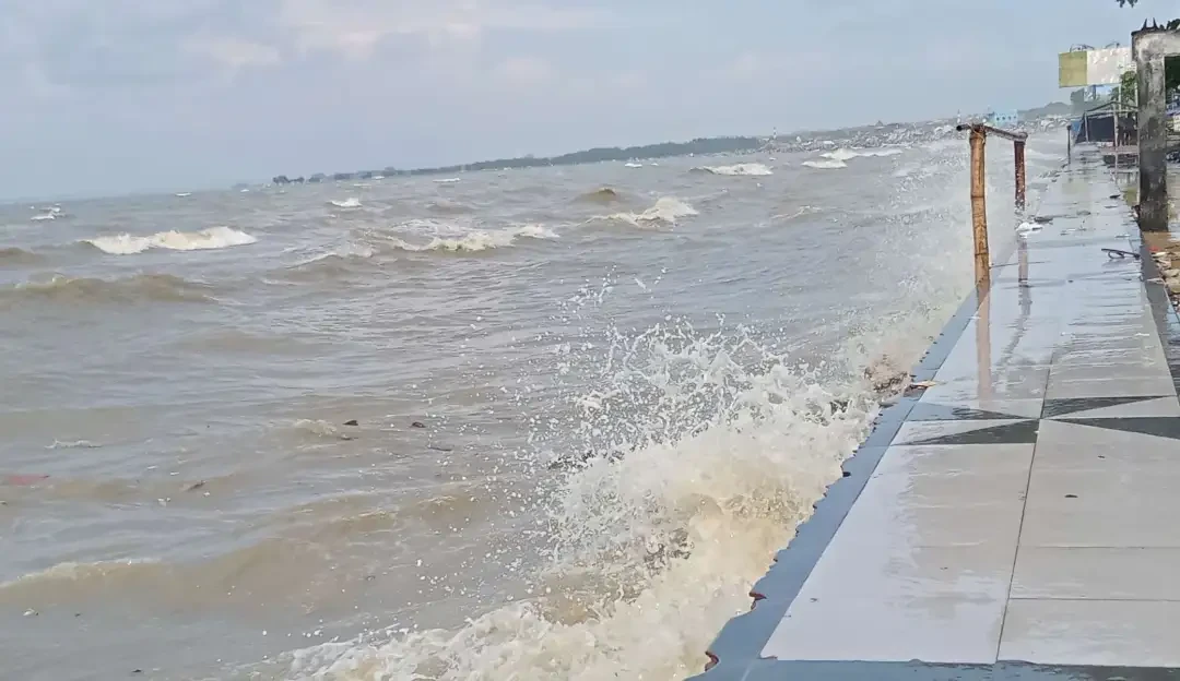 Gelombang tinggi di pesisir utara Kabupaten Tuban, Jawa Timur, pada Mei 2022 silam. (Foto: Khoirul Huda/Ngopibareng.id)