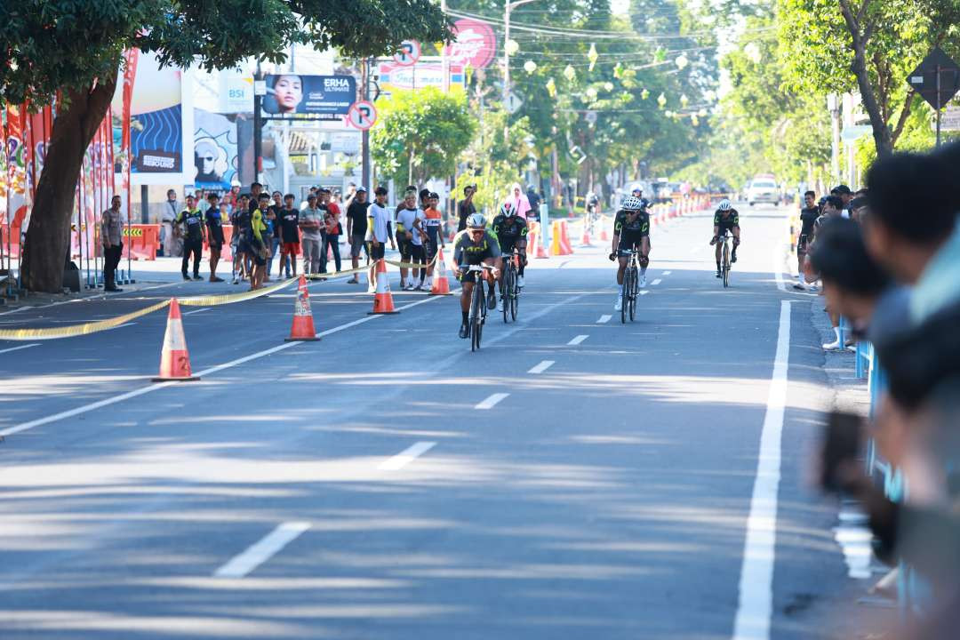 Para pembalap dari berbagai daerah beradu jadi yang terbaik dalam Banyuwangi Criterium League. (Foto: Istimewa)