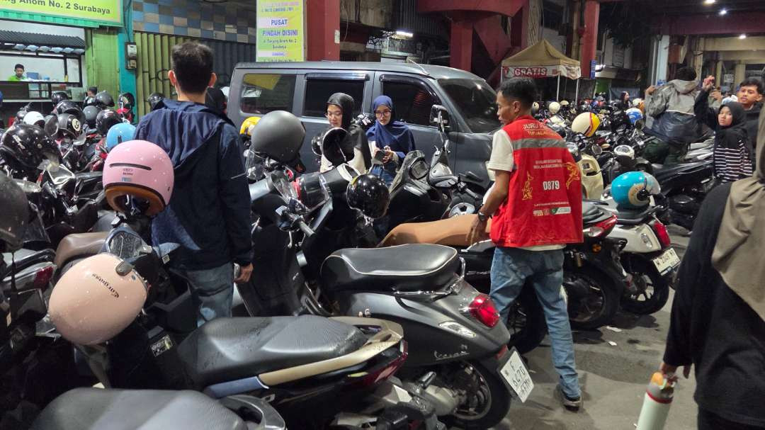 Pemkot Surabaya berlakukan tarif parkir Rp733 pada momen HJKS, Minggu 31 Mei 2026. (Foto Ilustrasi: Fariz Yarbo/Ngopibareng.id)
