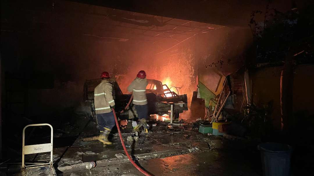 Petugas Damkar Korwil Lamongan sedang bekerja keras memadamkan api di lokasi kejadian di Dusun Sempu, Desa Deket, Kecamatan Lamongan (Foto:Istimewa)