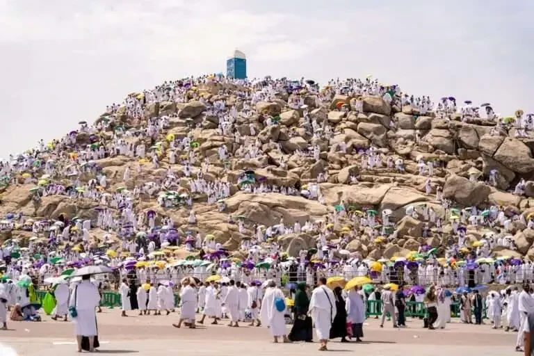 Jabal Rahma dipenuhi jemaah haji yang sedang melaksanakan wukuf di Arafah, yakni rangkaian puncak ibadah haji yang tidak boleh ditinggalkan. (Foto: Istimewa)