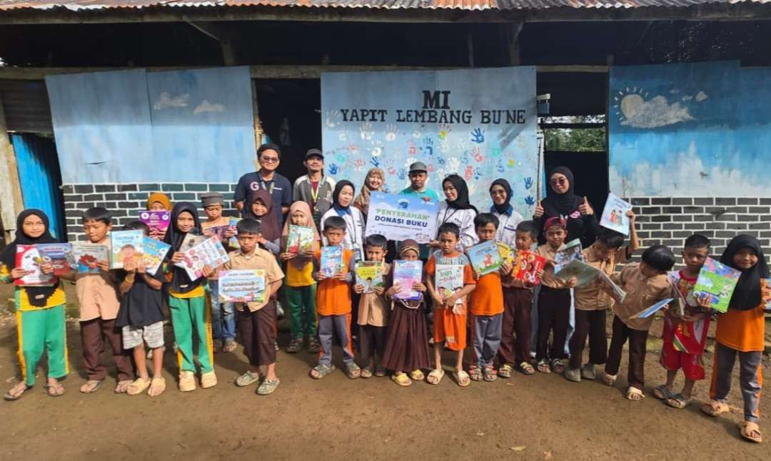 Anak-anak sekolah di wilayah pedalaman menerima bantuan ribuan buku. (Foto: Istimewa)